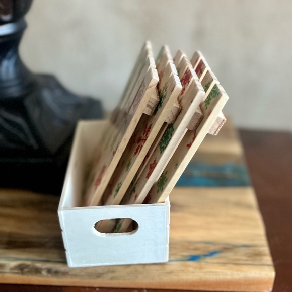 Mini Pallet & Crate Coaster Set red and green snowflakes print. 4 Coasters crate - Picture 4 of 6